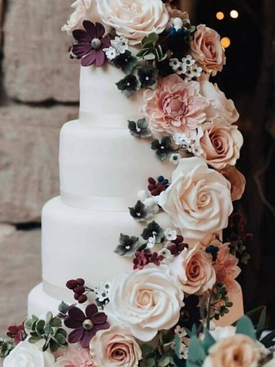 wedding cake with burgundy blush flower for blush and burgundy summer wedding 2021