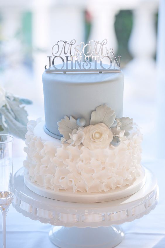 light blue wedding cake for summer wedding color 2021