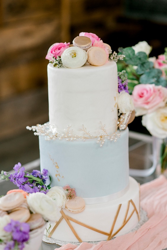 wedding cake with lilac and pink flowers for lilac and pink summer wedding 2020