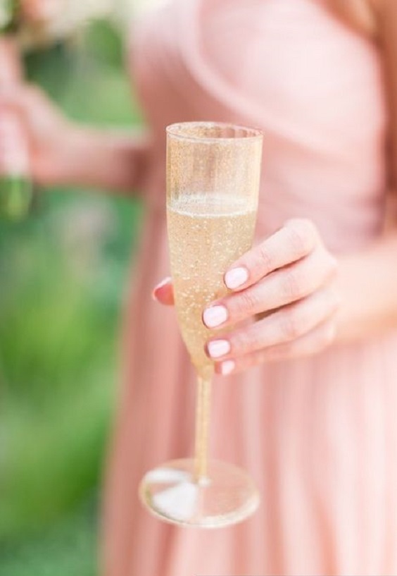 golden wine glass for light pink and gold summer wedding 2020