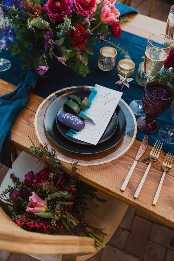 navy and burgundy table setting for navy and burgundy fall wedding 2020