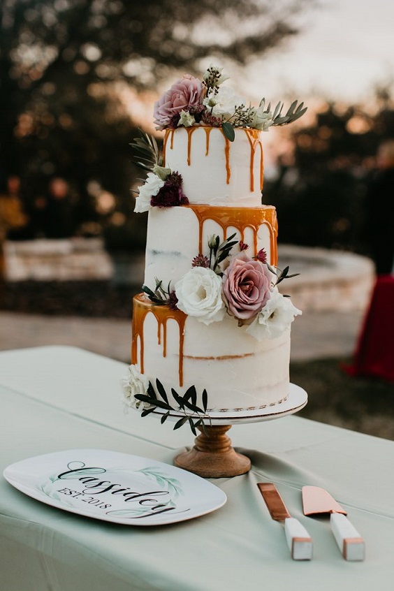 white wedding cake dotted with dusty rose flowers for dusty rose and sage green fall wedding 2020