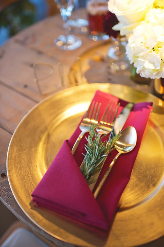gold wedding plate with burgundy napkin for burgundy and navy wedding color burgundy navy and gold
